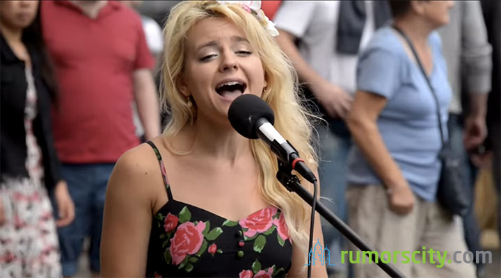 Barefoot Street Performer Blew The Audience Away With Her Beautiful Voice