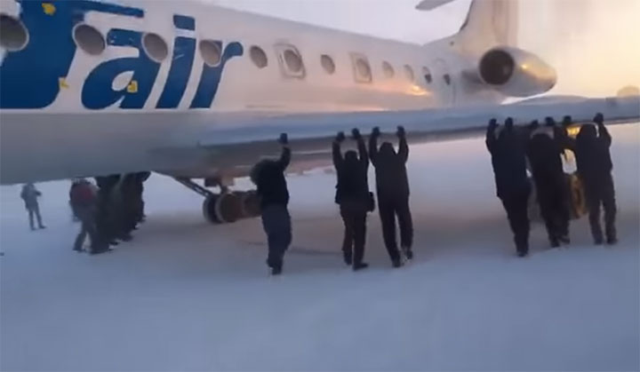 Passengers Of A Russian Airliner That Was Frozen To The Ground Got Out And Gave The Plane A Push