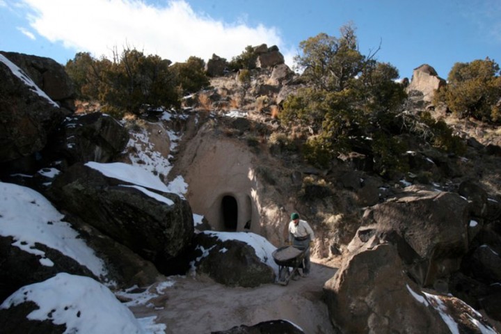 This Artist Carved A Giant Cave For The Past Ten Years-07