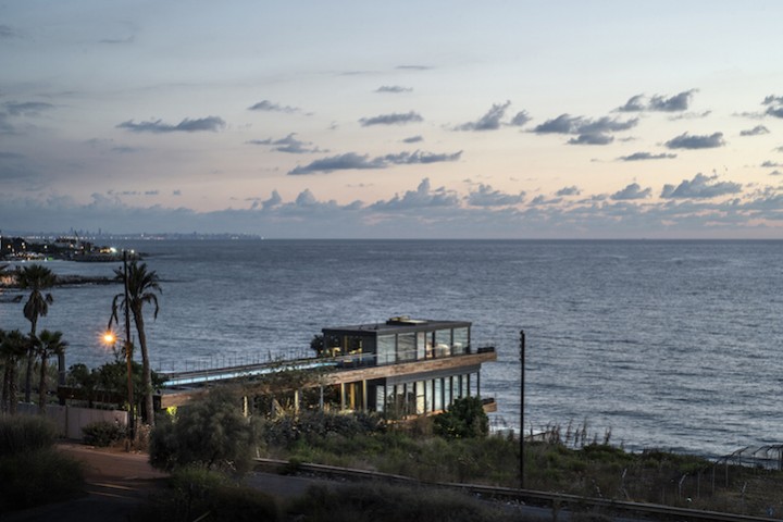 What Is More Breathtaking Than An Seaside Home A Glass House By The Seaside Of Course