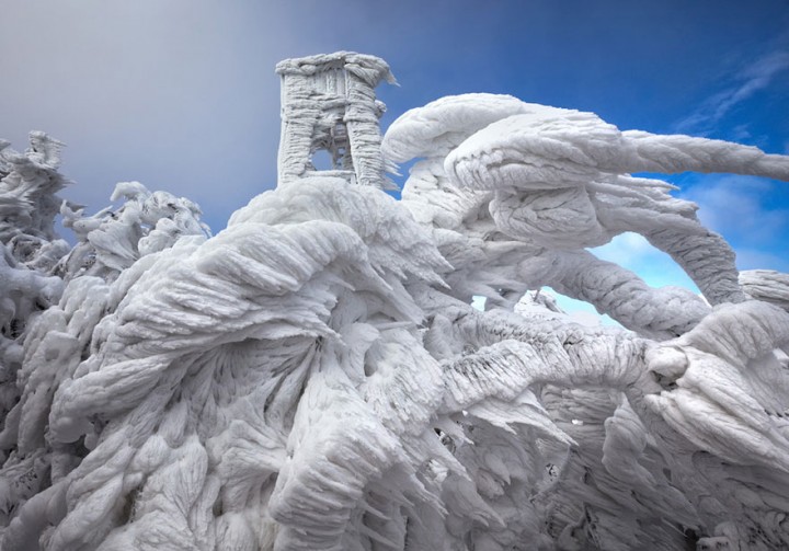 Extreme Weather Turned This Mountain Into A Magnificent Piece Of Art-02